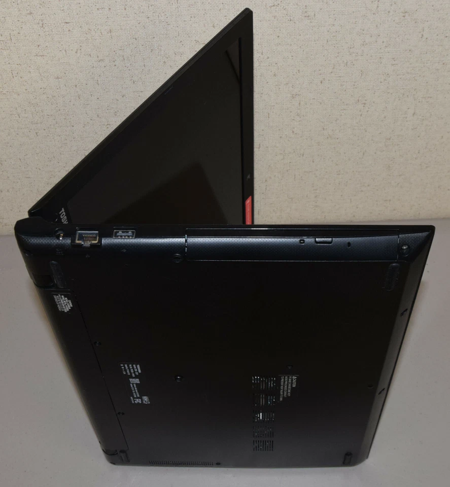 FLAWED LCD Toshiba Satellite C55D-C5271 15.6" AMD A4-7210 1.8GHz Quad Core 8GB - Image 4 of 4