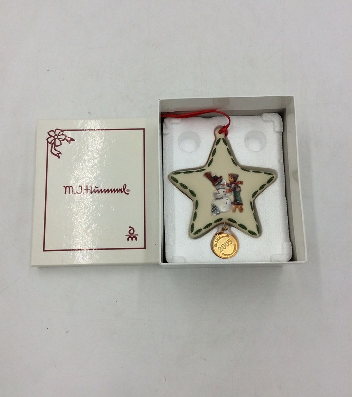 M.J. Hummel Making New Friends 2005 Star Christmas Ornament Porcelain With Box