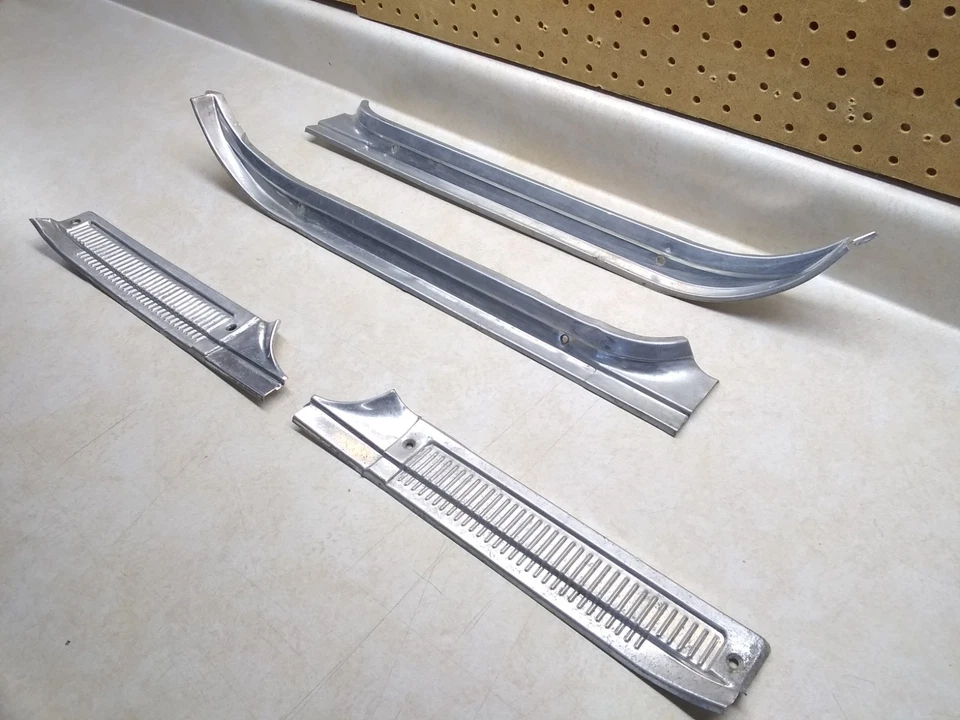 Juego de placas de umbral GM 1973-77 usadas de colección OEM, ¡4 piezas de aluminio, EE. UU.!! Foto 3 de 4