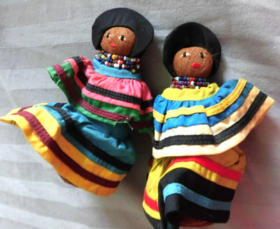 Vintage Seminole FOLKART Handarbeit 2 Puppen aufwendige Kostüme mit Perlensträngen