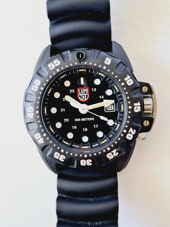 Reloj para hombre Luminox Scott Cassell esfera negra profunda 1550 Save the Sea Wolves Foto 2 de 4