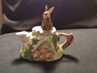 Teiera in ceramica con coniglio sopra piccola teiera