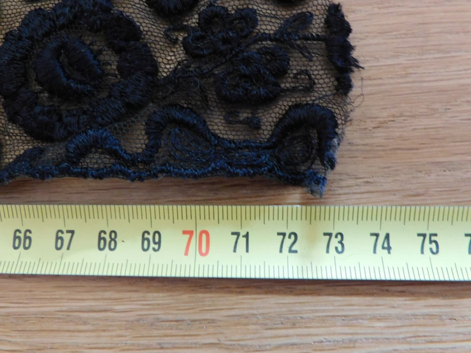 Dentelle ancienne broderie sur tulle noir 70 cm x 6 cm - Photo 4/4