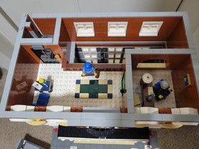 Lego Town Hall (10224) *100% Complete w/ Minifigures & Manuals*