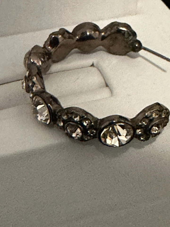 Pendientes Givenchy tono bronce con cristales de champán orejas perforadas Foto 2 de 4