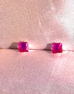 PETITE SQUARE 4MM RUBIN STERLINGSILBER OHRSTECKER -- 0,50CTW