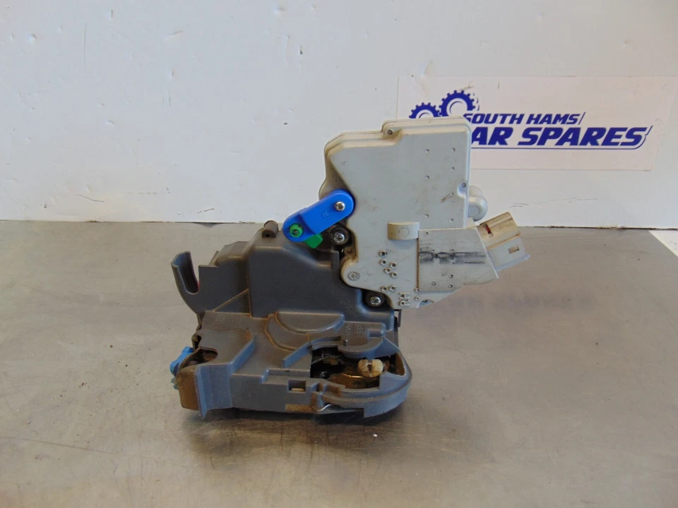 Nissan cabstar Door Lock F24 06-12 Drivers right Front 805523Y51B mechanism - Image 3 of 4