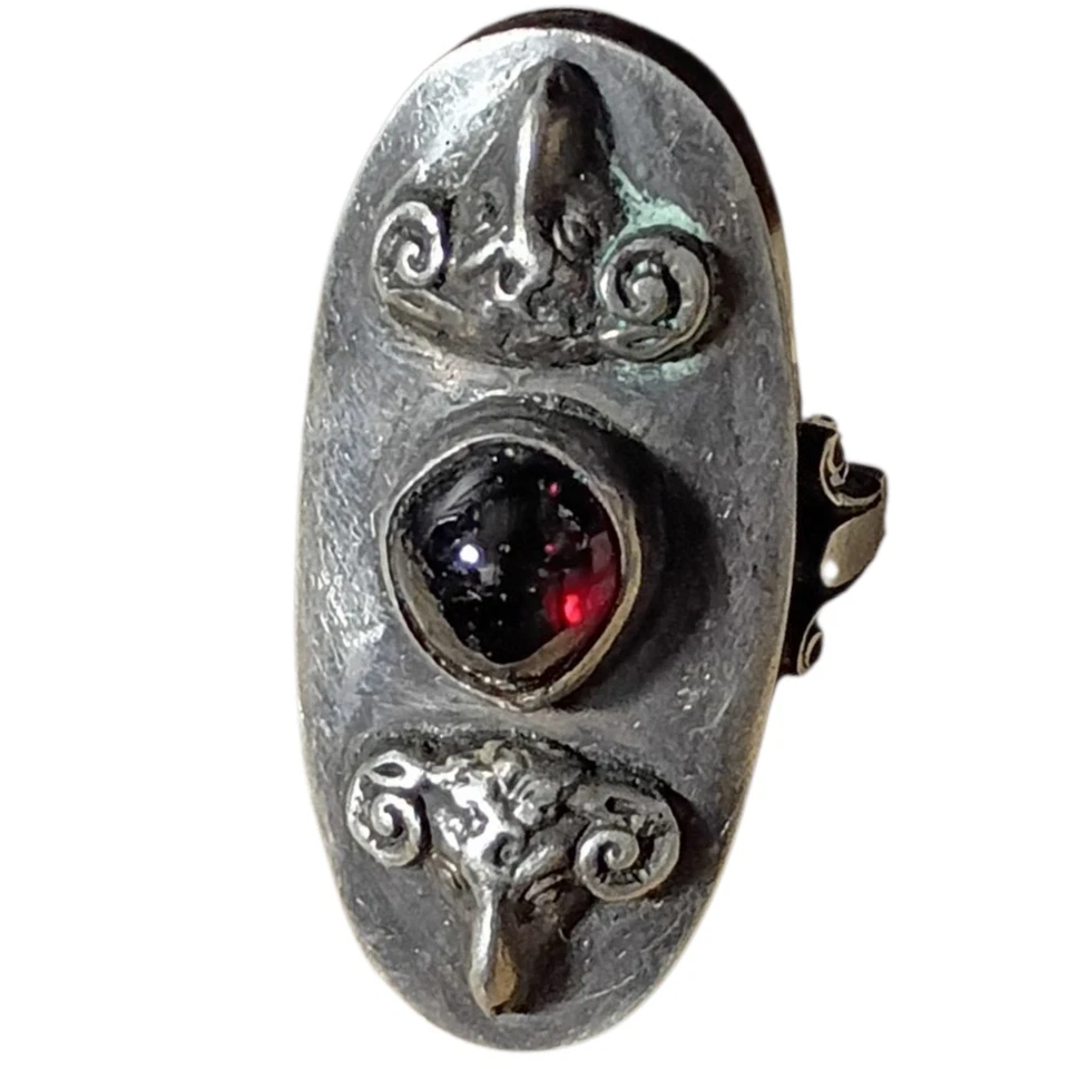 Anillo de granate con cabeza de carnero de plata de ley de era retro talla 9 Foto 4 de 4