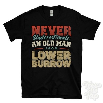 T-SHIRT UNTERSCHÄTZE NIEMALS EINEN ALTEN MANN AUS LOWER BURROW Weihnachtsgeschenk Lancashire