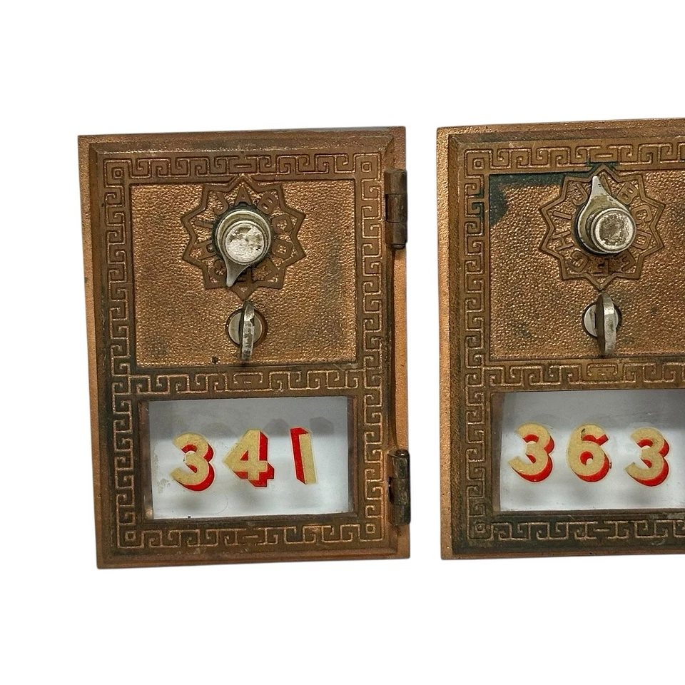 PUERTAS DE BUZÓN DE CORREO ANTIGUAS DE LATÓN DE OFICINA DE CORREOS DE EE. UU. - LOTE DE 3 Foto 2 de 4
