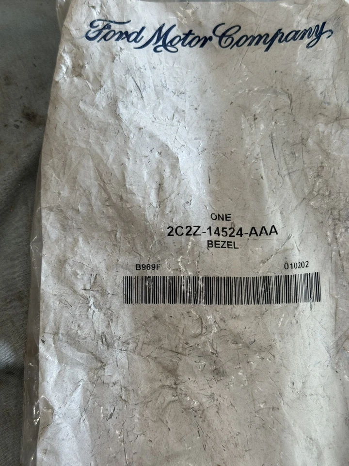 2002 Ford E150 E250 E350 E450 Super Duty NOS LH DOOR MIRROR SWITCH TRIM BEZEL - Image 4 of 4