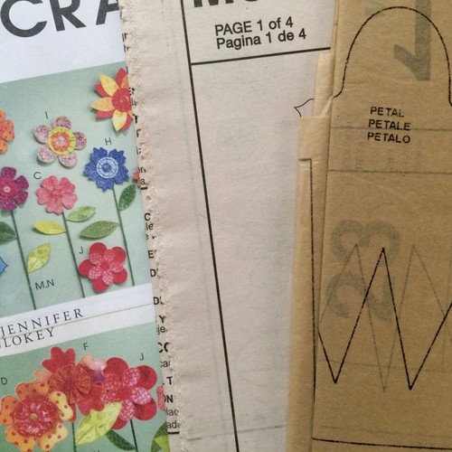 McCalls Crafts Sewing Pattern DIMENSIONAL FLOWERS By Jennifer Lokey 32 Pieces! - Picture 3 of 4