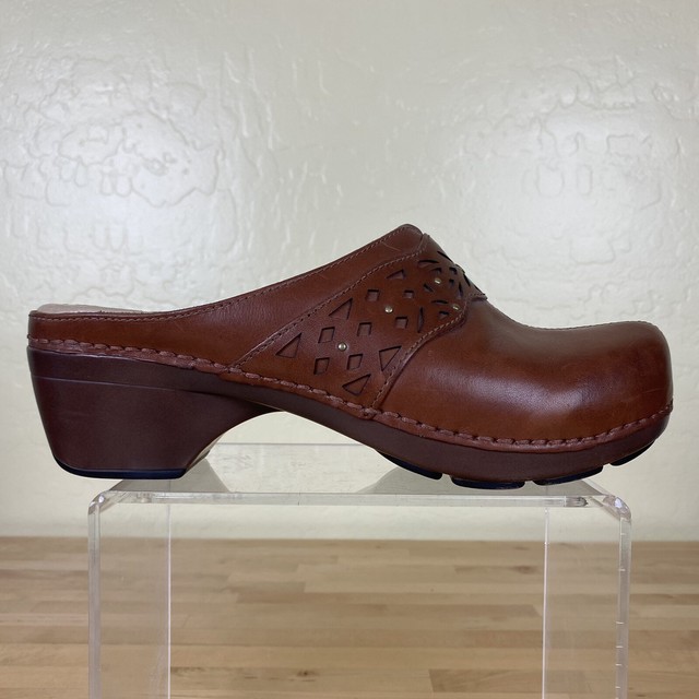 dansko stone distressed clog