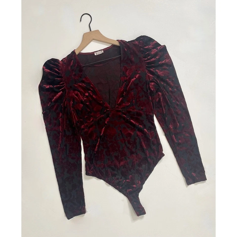 Body de Terciopelo Free People Intimately Magic Hour Rojo Medianoche Floral Grande Foto 2 de 4