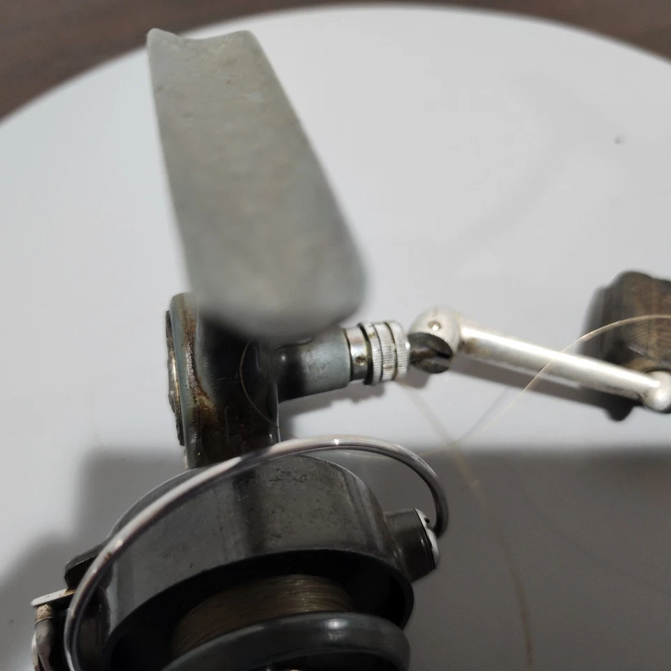 Carrete giratorio vintage Alcedo Micron Italia principios de los años 50 PATENTE MATE pierna doblada Foto 3 de 4