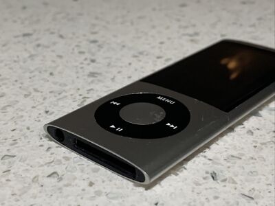 Apple iPod Nano 5th Gen with Camera 4GB Silver Model A1320