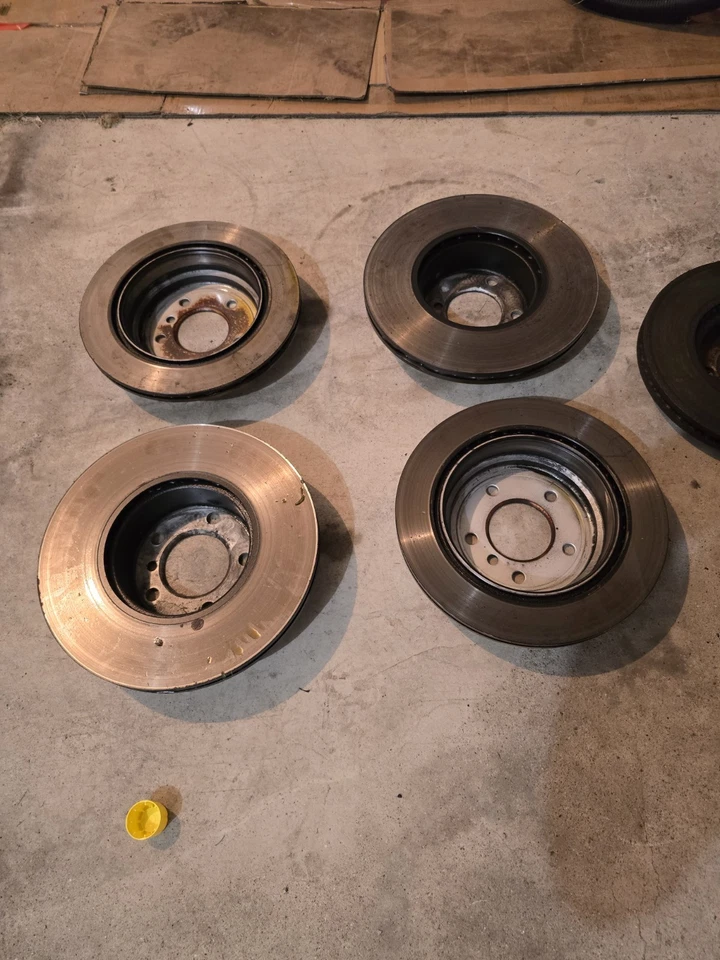 JUEGO COMPLETO DE ROTORES DE FRENO DELANTEROS Y TRASEROS BMW E91 328i usados OEM Foto 2 de 4