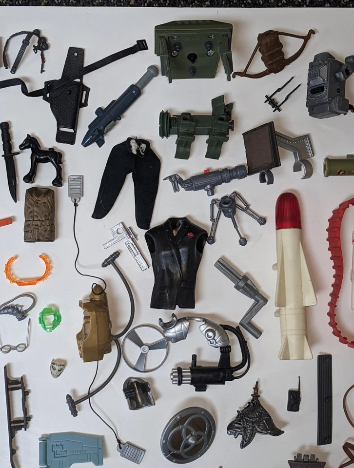 125 Piece Lot of Vintage Acc, Weapons,  Parts Mostly 80s 90s 00s w/Rambo, GI Joe - Image 4 of 4