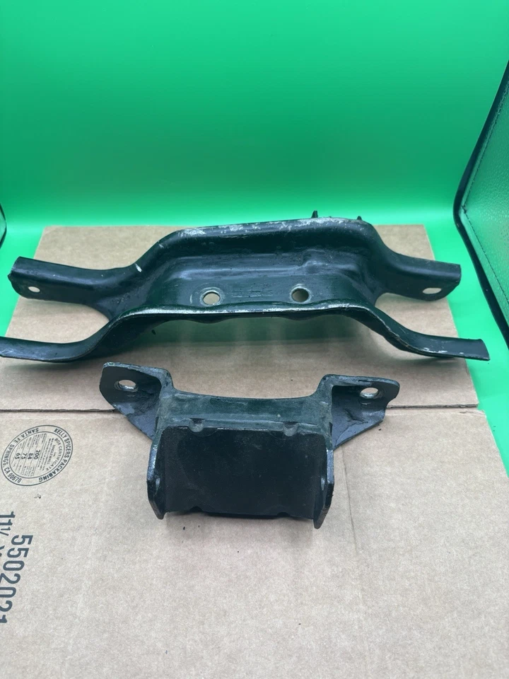 Soporte de transmisión Ford Mustang 1965-1967 y refuerzo o montaje de motor Foto 2 de 4