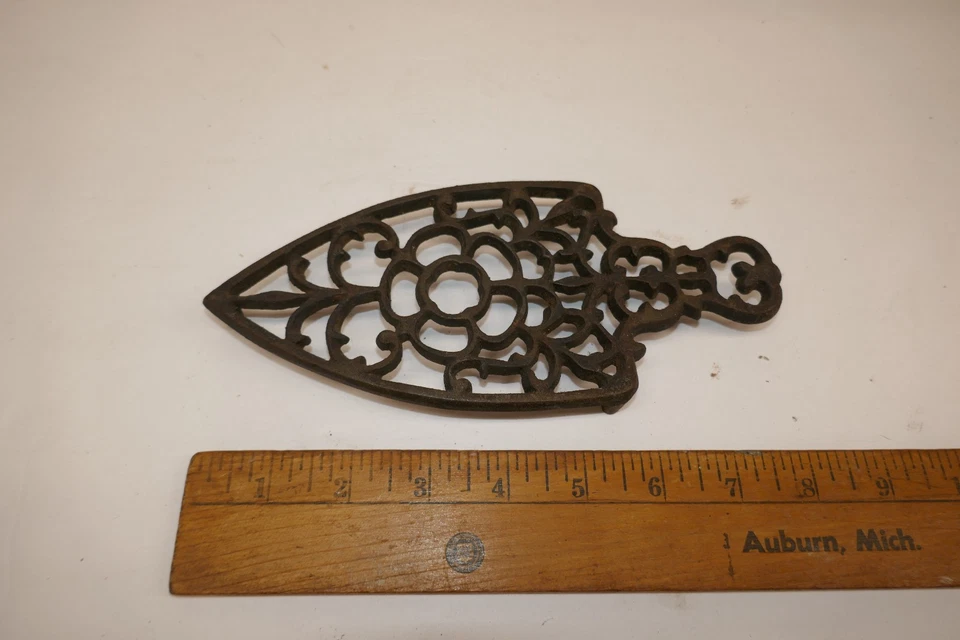 Antiguo remache de hierro fundido con patas pequeñas de colección para hierro triste Foto 3 de 4