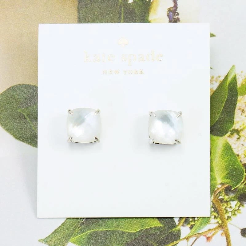 BRINCOS QUADRADOS KATE SPADE NOVO COM ETIQUETAS US$ 38 PRATA CREME MADREPÉROLA MINI - Imagem 2 de 4