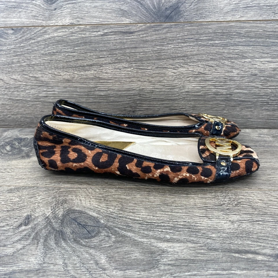 Mocasín de ballet Michael Kors pelo de becerro leopardo logotipo dorado para mujer talla 5,5 marrón EE. UU. Foto 3 de 4