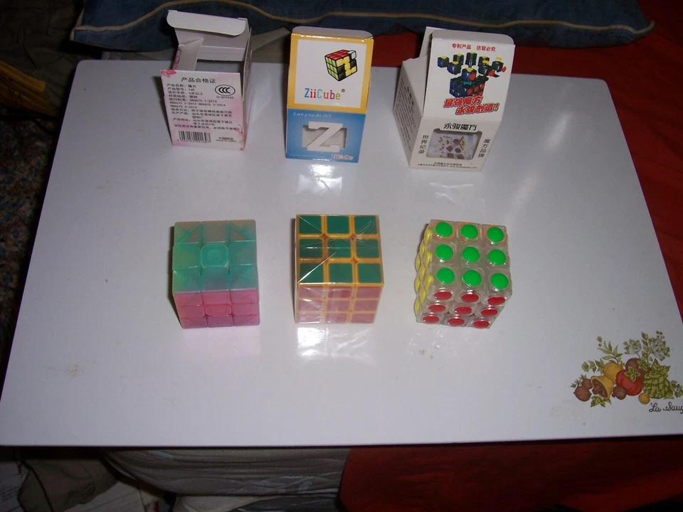 TRES PUZZLES RETORCIDOS CUBO MÁGICO - 3X3X3 - GELATINA, AMARILLO, TRANSPARENTE Foto 4 de 4