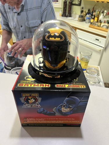 🔥 Paquete Batman Dale Jarrett 1998 - Coche 1:32 y casco 1/3 acción DC - Imagen 7 de 9