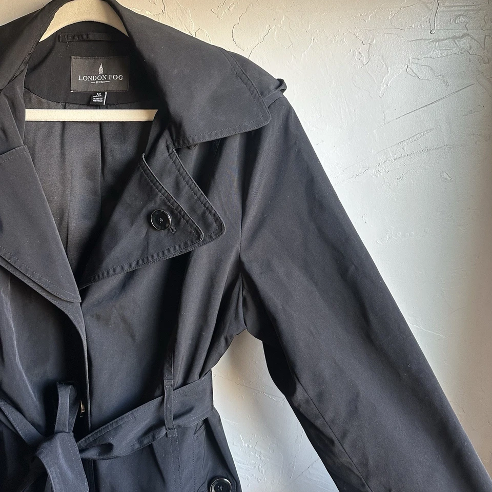 Gabardina para mujer London Fog negra con capucha de doble botonadura minimalista talla XL Foto 4 de 4