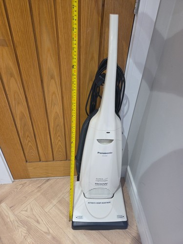 Panasonic 1900W White Bagged Super Lightweight Upright Vacuum Cleaner MC-UG302 - Picture 11 of 11