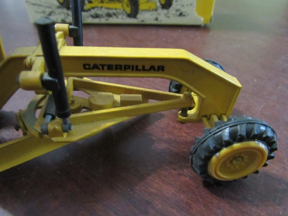 NZG 1/50 SCALE CAT MOTORGRADER MODEL 12G - MIB - EXCELLENT - Image 4 of 4