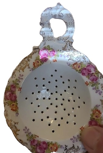 PREUSSEN Teetasse Teesieb 5,5" rosa Rosen auf weißem Porzellan vergoldeter Rand gebraucht - Bild 5 von 5