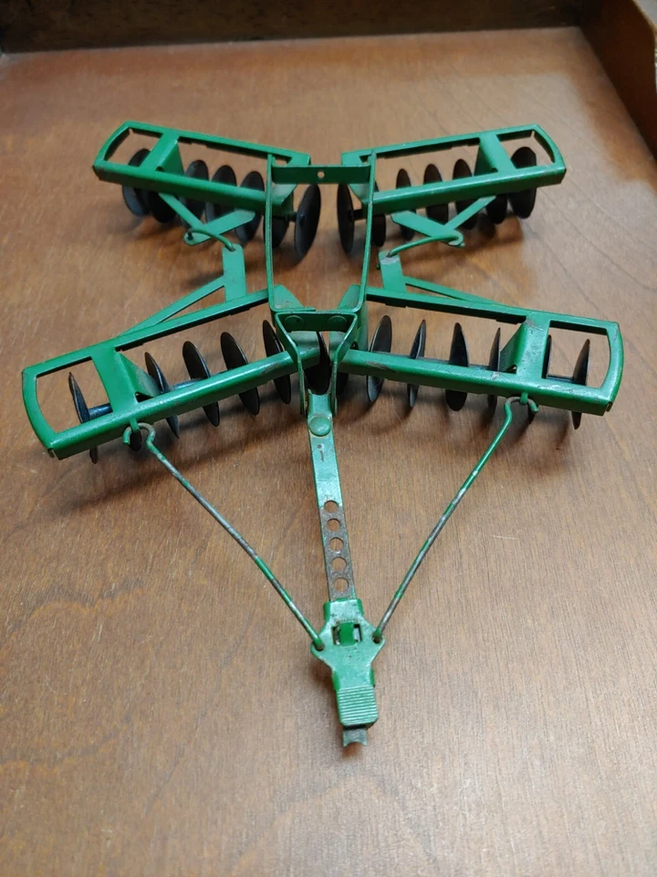 Grade de disco de arado vintage década de 1950 ERTL ESKA John Deere brinquedo de metal, escala 1/16 - Imagem 4 de 4