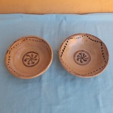 COPPIA DI ANTICHI PIATTI FONDI / SCODELLE IN CERAMICA CON DISEGNI, ITALIA