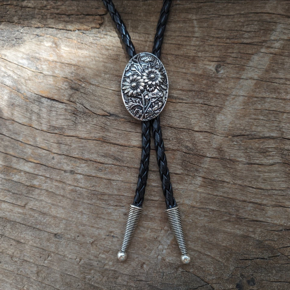 Corbata estilo metal margarita bolo | Cordón de cuero sintético vaquero occidental accesorio de boda Foto 4 de 4