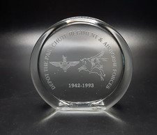 Glas Briefbeschwerer - Depot The Parachute Regiment & Airborne Forces 1942-93