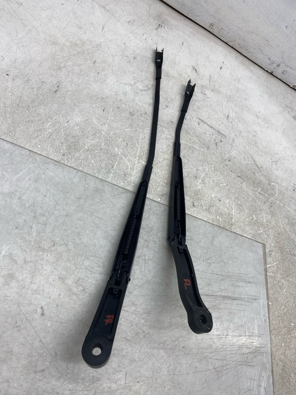 2015-2020 BENTLEY BENTAYGA OEM FRONT LEFT & RIGHT WINDSHIELD WIPER ARM SET x2
