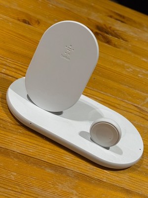 Belkin WIZ001 7.5 W Drahtloses 3-in-1 Ladegerät für iPhone, Apple Watch und AirP