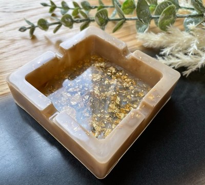 Handgefertigter Resin-Aschenbecher   Quadratisch Beige mit Goldflakes (Unikat)