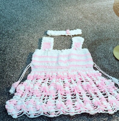 Handgefertigtes gehäkeltes Babykleid für Mädchen mit Haarband 12 -18 Monate weiß und rosa