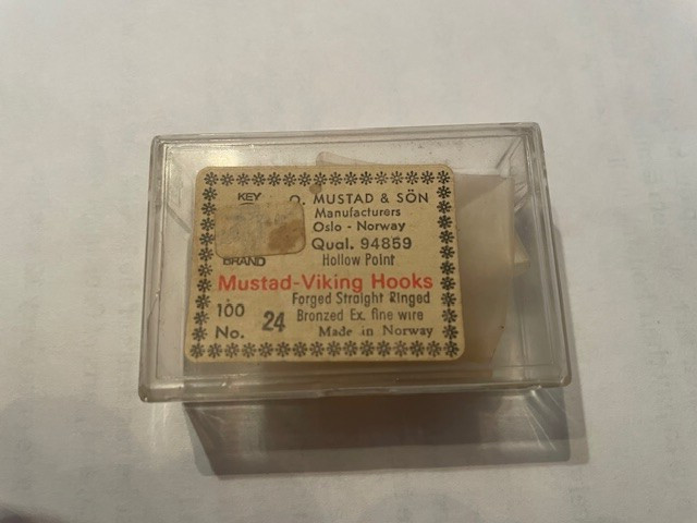 Box Mustad Fly Hooks 94859 Size 24 Fly Tying Extra Fine Wire Dry