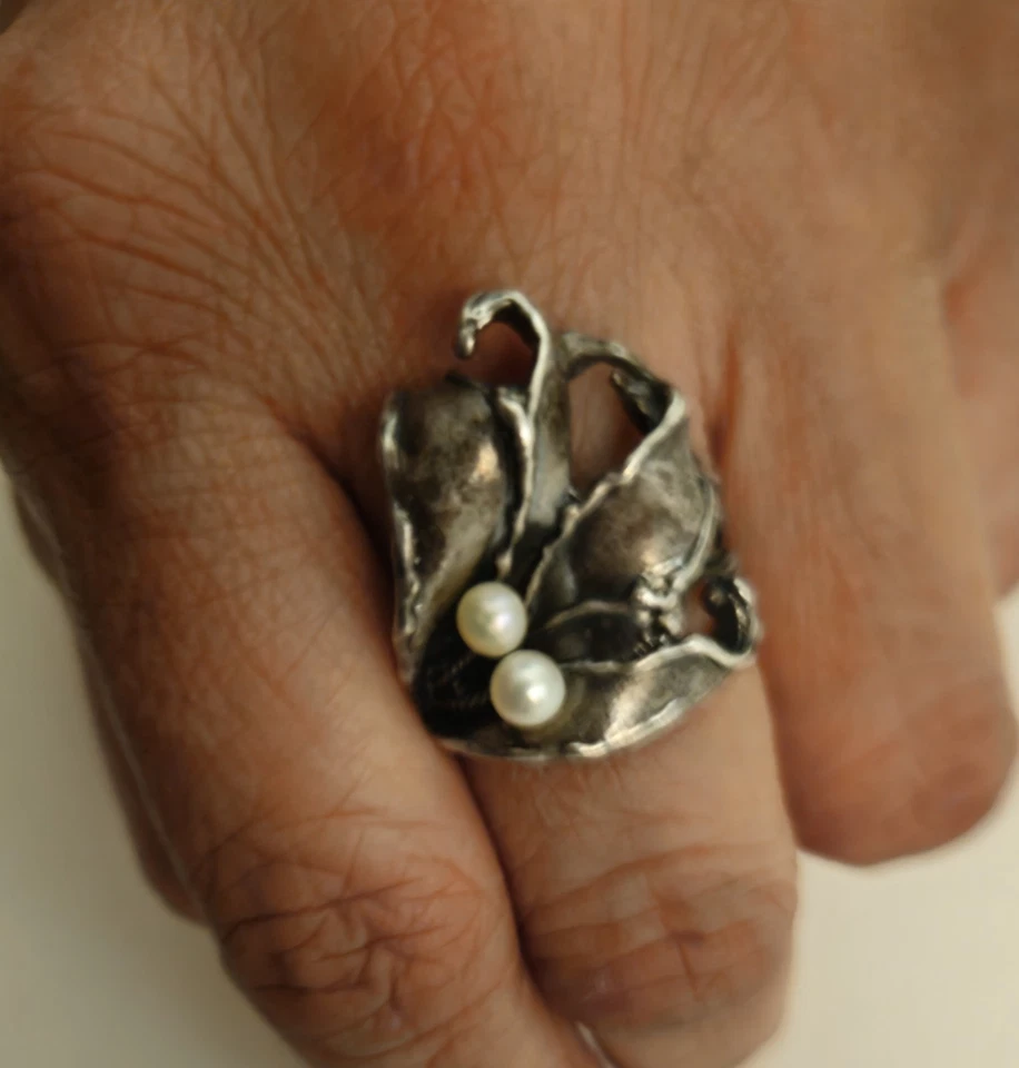 Anillo modernista firmado de plata de ley, diseño floral y perlas, hecho en Israel Foto 4 de 4