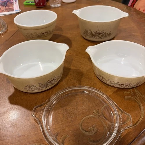 vintage Pyrex "Forest Fancies" pattern casserole dish’s Lot Of 4 And 1 Lid