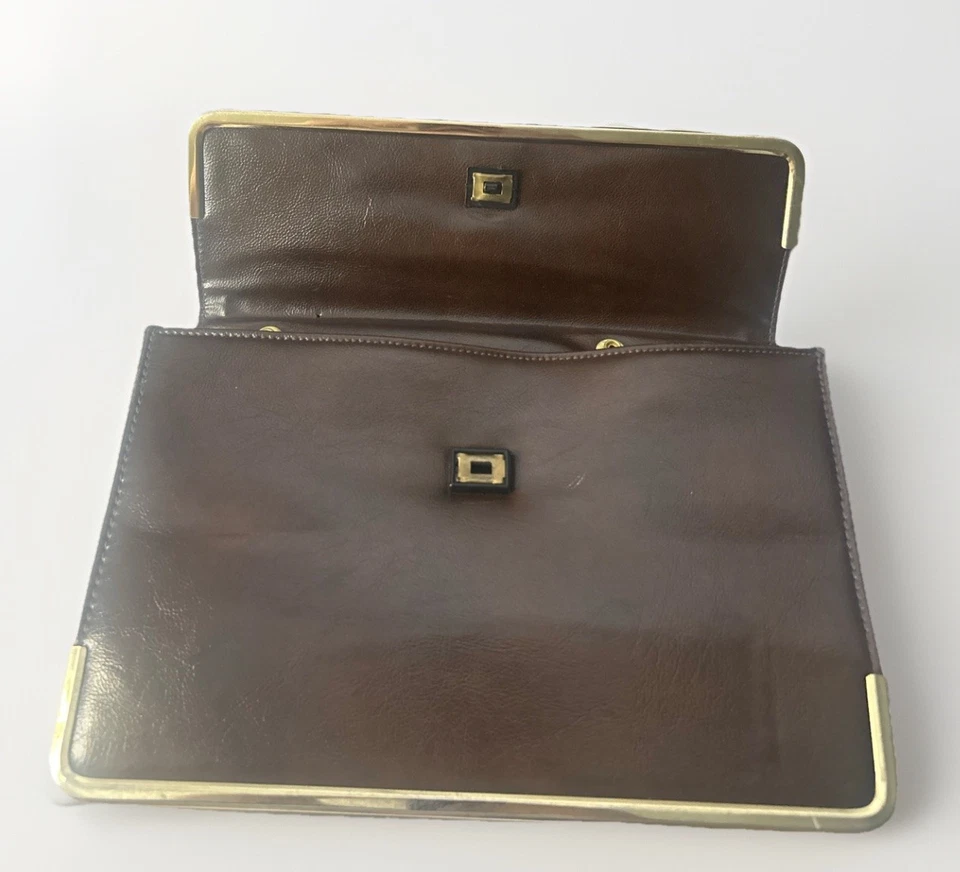 Bolso sin asas de hombro vintage Markay de cuero marrón con adornos de latón años 50 EE. UU. MB Logo Foto 4 de 4