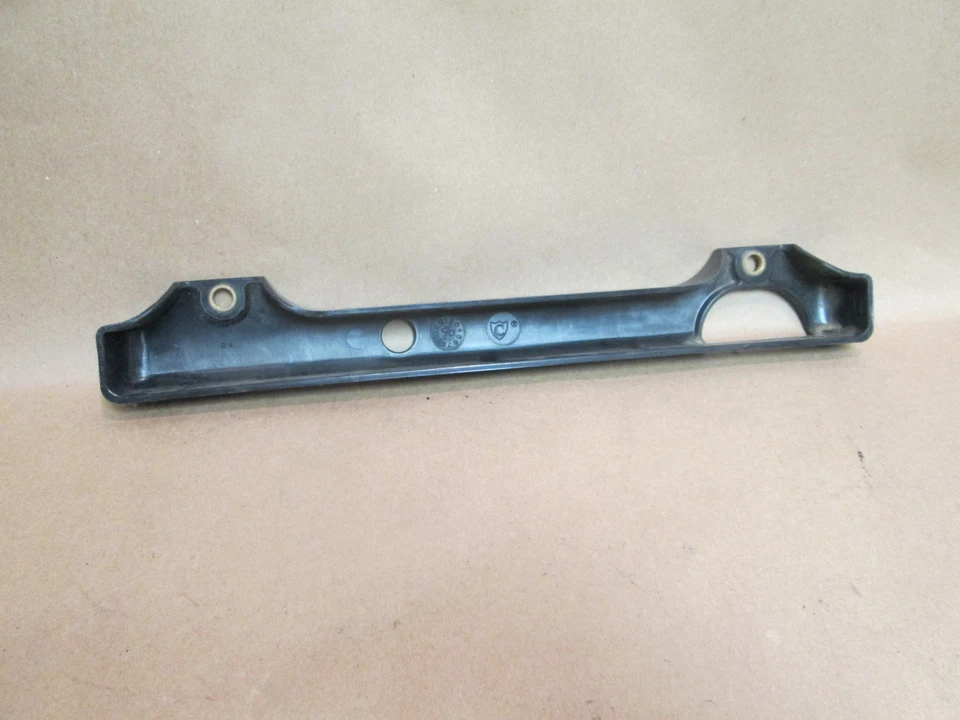 Maserati Coupe - Gransport - Riel inyector de combustible derecho / cubierta de tubo #189123 Foto 3 de 3