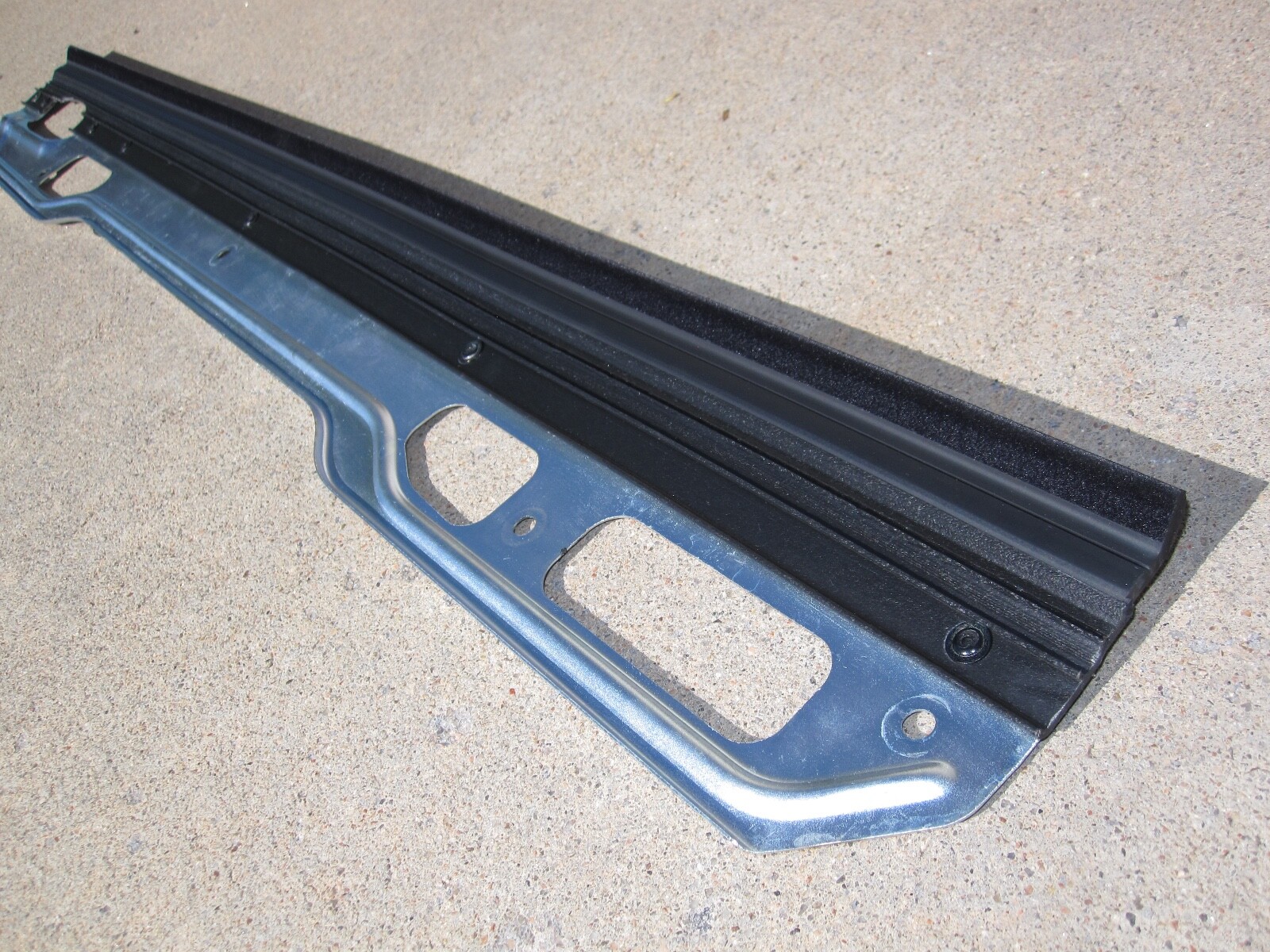 02-2010 LAMBORGHINI MURCIELAGO DRIVERS DOOR GLASS LT BELT MOLDING DEFLUXION SEAL