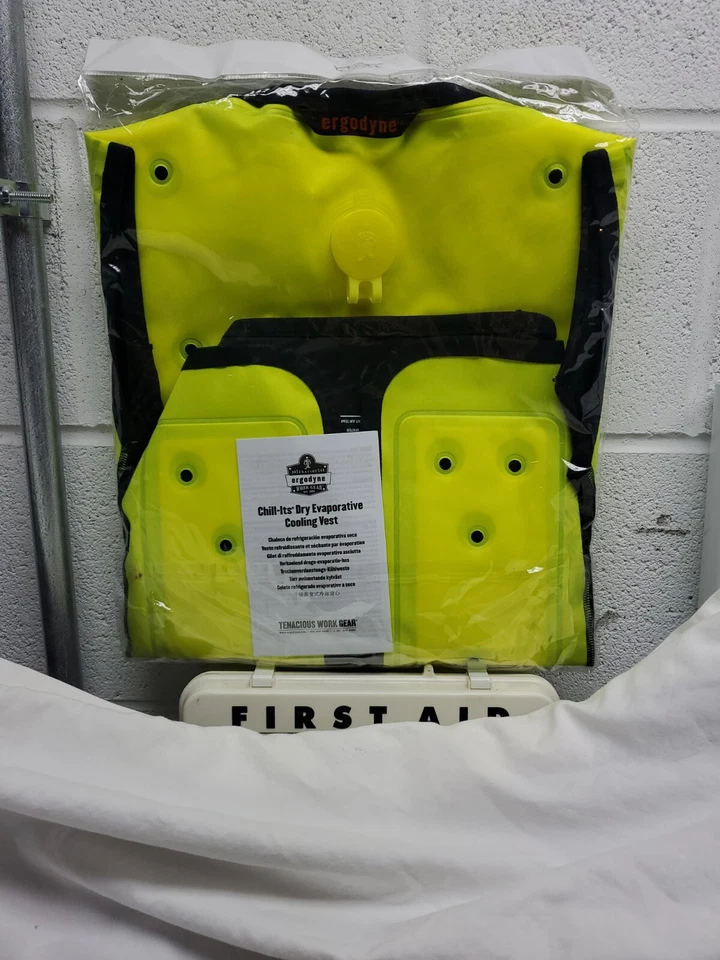 Ergodyne Cooling Vest Unisex Large Lime Dry Evaporative Cooling W/Zipper Closure - Image 2 of 4