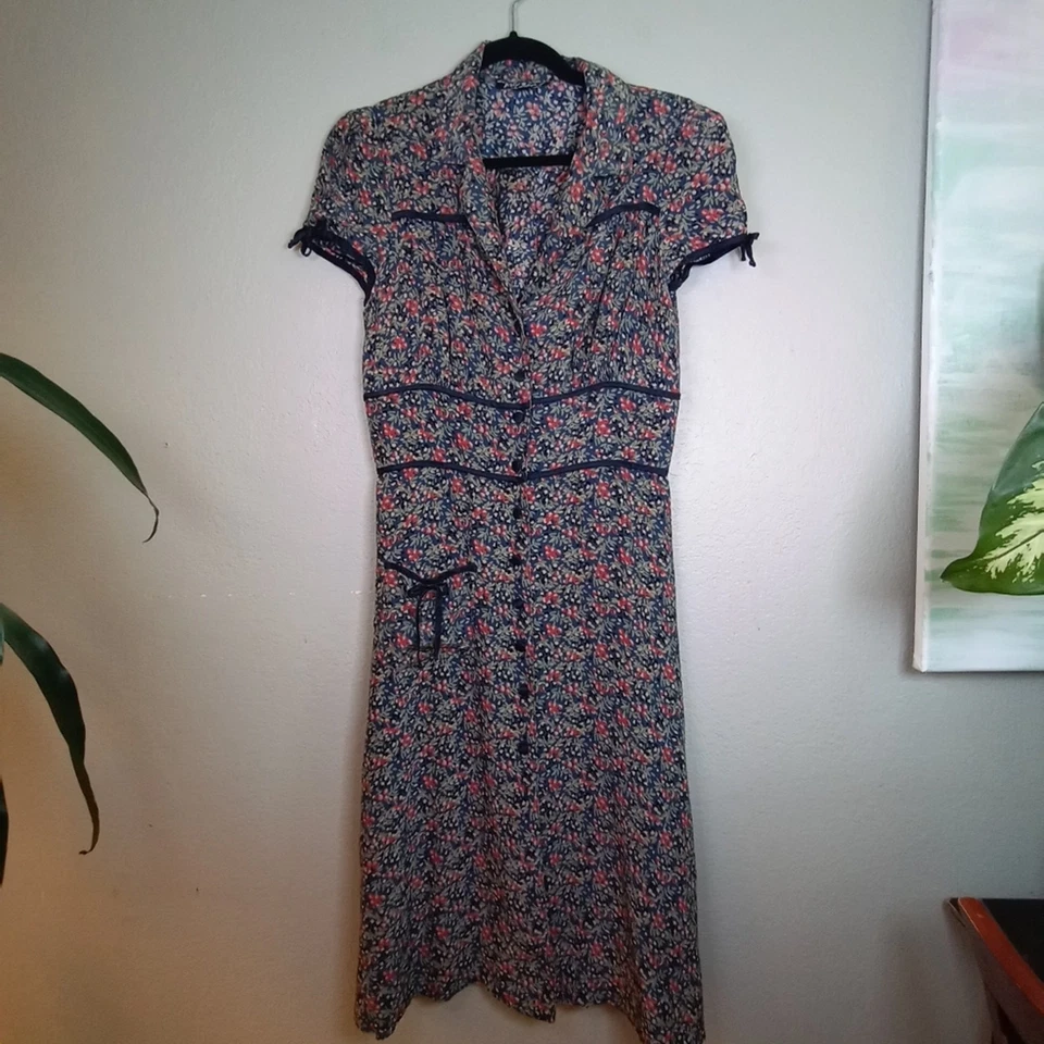 Vestido corpiño plisado manga abullonada con botones ribete en contraste de seda Betsey Johnson Foto 2 de 4