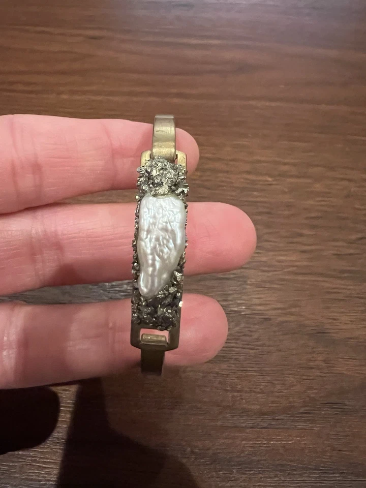 Brazalete de latón con detalles de perlas barrocas y cristal incrustado Foto 2 de 3