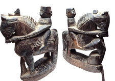 Coppia di statuine vintage cavallo in legno con cavaliere indiano crudamente intagliato rare